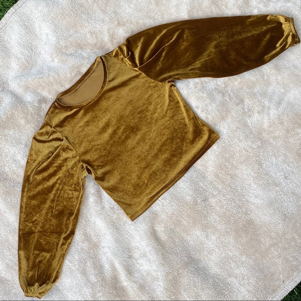 1970’s: Gold long sleeves velvet shirt